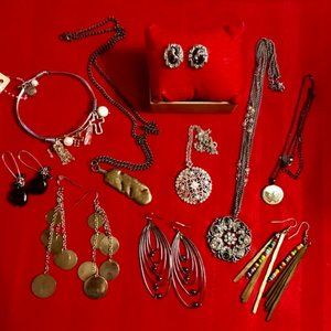 Bundle of Assorted Jewelry/Necklaces, Bracelets, and Earrings